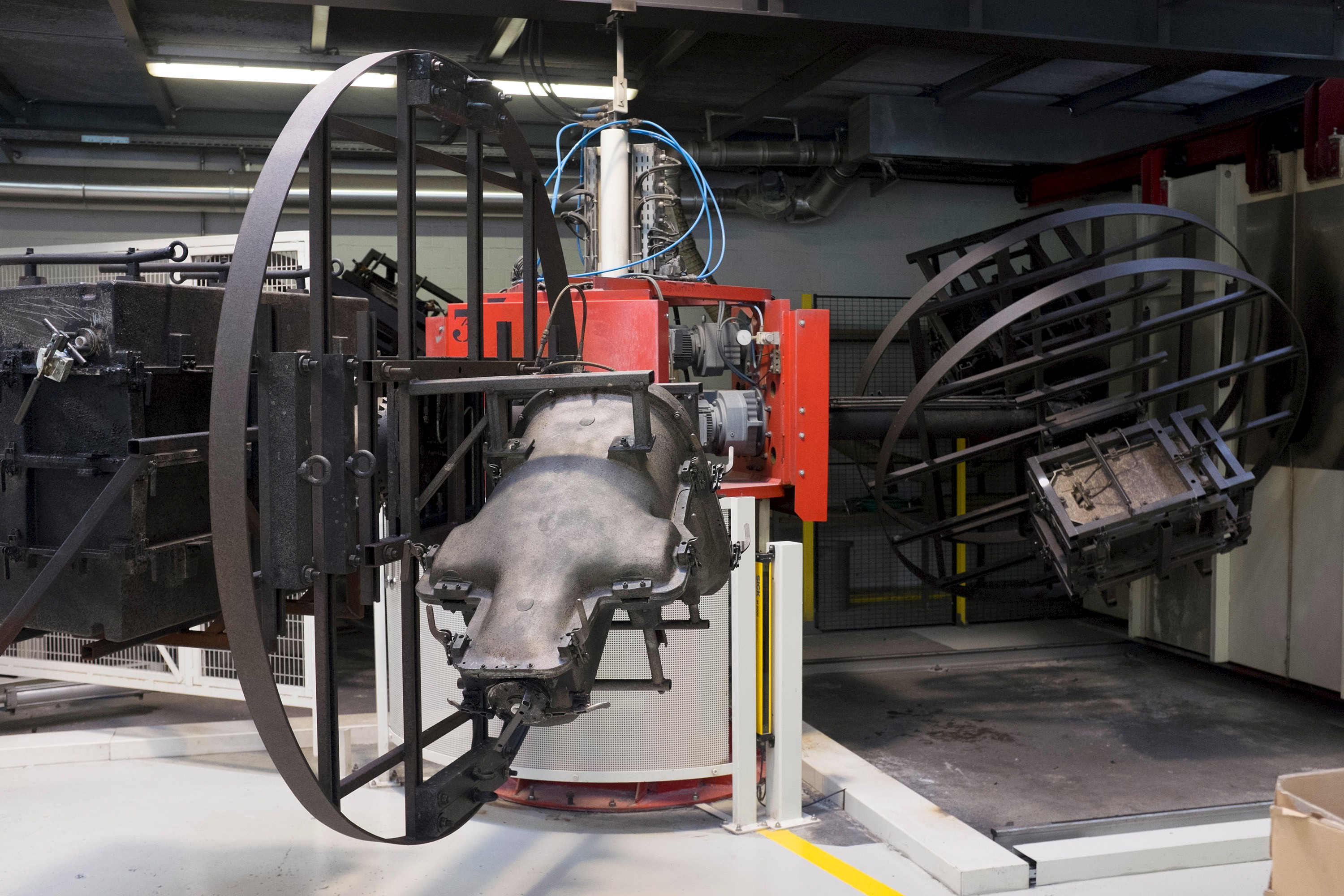 Michael Kennedy, Grütter Kunststoff am 27. April 2016, Karussellanlage SAT (Rotationsformanlage) mit externem Ofen, ©VID/ZHDK 2016