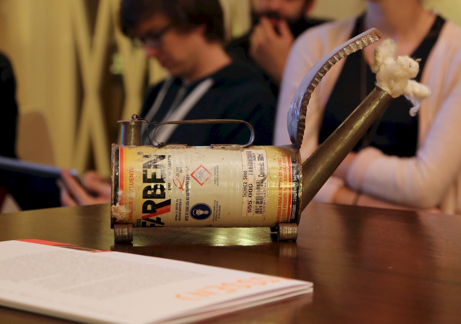 Öllampe, hergestellt aus einer alten Konservendose.